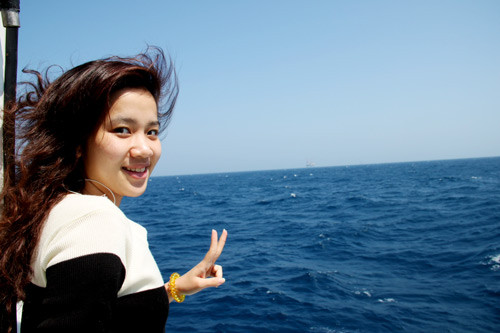 Thu Thảo giữa mênh mông biển Nữ sinh cảnh sát xinh đẹp và hành trình ra Trường Sa