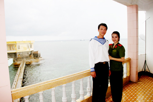 Thu Thảo với chiến sĩ ở quần đảo Trường Sa Nữ sinh cảnh sát xinh đẹp và hành trình ra Trường Sa