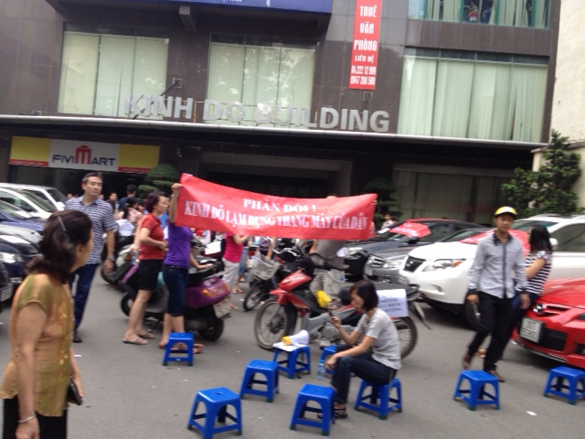 Cư dân 93 Lò Đúc phản ứng sự việc có người lạ mặt vào khu nhà "đe dọa" một số hộ dân? Cư dân 93 Lò Đúc phản ứng sự việc có người lạ mặt vào khu nhà "đe dọa" một số hộ dân?