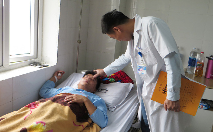 Thầy Thủy bị người nhà em Phong hành hung gây chấn thương ở vùng mũi. Ảnh: Đ.Thắng. Thầy Thủy bị người nhà em Phong hành hung gây chấn thương ở vùng mũi. Ảnh: Đ.Thắng.