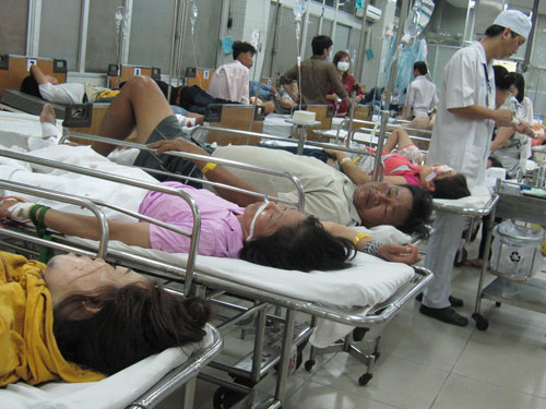 Chật kín bệnh nhân cấp cứu đêm giao thừa ảnh 2 Chật kín bệnh nhân cấp cứu đêm giao thừa ảnh 2