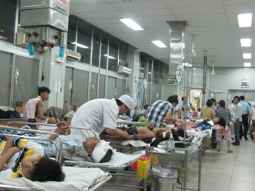 Chật kín bệnh nhân cấp cứu đêm giao thừa ảnh 1 Chật kín bệnh nhân cấp cứu đêm giao thừa ảnh 1