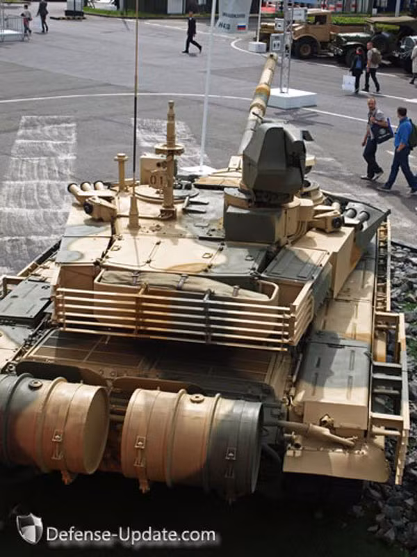 Nga đã tham gia loại hình triển lãm này từ năm 1996, tuy nhiên không thường xuyên. Tổng Tham mưu trưởng các lực lượng vũ trang Nikolai Makarov dẫn đầu phái đoàn Nga tham gia triển lãm cho biết, Nga sẽ giới thiệu tổng cộng 200 loại vũ khí, khí tài của 14 công ty quốc phòng thuộc tổ hợp công nghiệp quân sự.