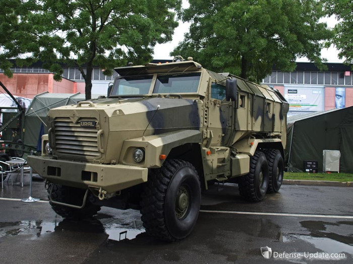 Ngoài T-90S, BMP-T, Nga còn đem tới triển lãm hệ thống tên lửa chống tăng Kornet-EM gắn trên xe thiết giáp Tiger và xe tải bọc thép Ural mới, các mẫu trực thăng chiến đấu và vận tải quân sự. Trong ảnh là xe bọc thép chở quân Ural của Nga. Ngoài T-90S, BMP-T, Nga còn đem tới triển lãm hệ thống tên lửa chống tăng Kornet-EM gắn trên xe thiết giáp Tiger và xe tải bọc thép Ural mới, các mẫu trực thăng chiến đấu và vận tải quân sự. Trong ảnh là xe bọc thép chở quân Ural của Nga.