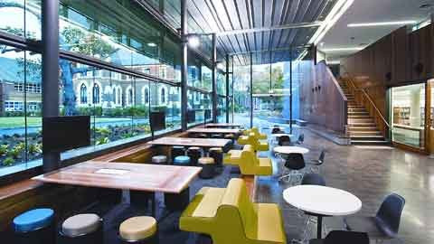 Trung tâm Lilley - trường Brisbane Grammar, Brisbane, Australia được thiết kế theo kiểu kết hợp giữa những hình dạng và cấu trúc mới với các tòa nhà truyền thống. Tòa nhà này được bố trí để liên kết không gian, trực quan, kiến trúc Gothic truyền thống của trường với cảnh đường phố đô thị của trung tâm Brisbane. (Ảnh: Christopher Frederick Jones). Trung tâm Lilley - trường Brisbane Grammar, Brisbane, Australia được thiết kế theo kiểu kết hợp giữa những hình dạng và cấu trúc mới với các tòa nhà truyền thống. Tòa nhà này được bố trí để liên kết không gian, trực quan, kiến trúc Gothic truyền thống của trường với cảnh đường phố đô thị của trung tâm Brisbane. (Ảnh: Christopher Frederick Jones).