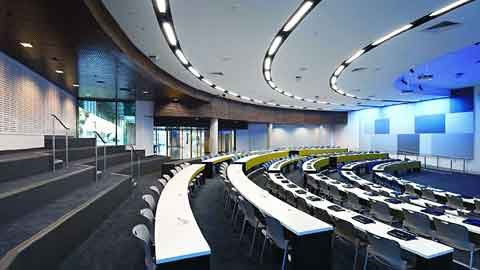 Xây dựng theo mô hình một giảng đường truyền thống, giảng đường ở Trung tâm Lilley, Trường Brisbane Grammar này được thiết kế để cho phép sinh viên làm việc theo nhóm. (Ảnh: Christopher Frederick Jones). Xây dựng theo mô hình một giảng đường truyền thống, giảng đường ở Trung tâm Lilley, Trường Brisbane Grammar này được thiết kế để cho phép sinh viên làm việc theo nhóm. (Ảnh: Christopher Frederick Jones).