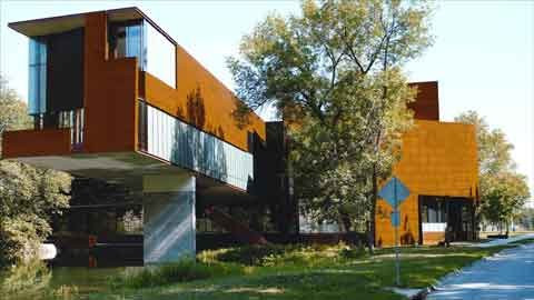 Trường Nghệ thuật và Lịch sử nghệ thuật, Đại học Iowa, Mỹ có những cơ sở vật chất cho các tác phẩm điêu khắc, hội họa, đồ họa in ấn và một thư viện. (Ảnh: Andy Ryan) Trường Nghệ thuật và Lịch sử nghệ thuật, Đại học Iowa, Mỹ có những cơ sở vật chất cho các tác phẩm điêu khắc, hội họa, đồ họa in ấn và một thư viện. (Ảnh: Andy Ryan)