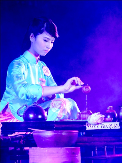 Nguyễn Trâm Anh biểu diễn Trà đạo