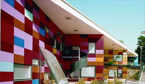 Bên ngoài nhiều màu sắc của Trường mẫu giáo Tuomarilan, Espoo, Phần Lan. (Ảnh: Jussi Tiainen) Bên ngoài nhiều màu sắc của Trường mẫu giáo Tuomarilan, Espoo, Phần Lan. (Ảnh: Jussi Tiainen)