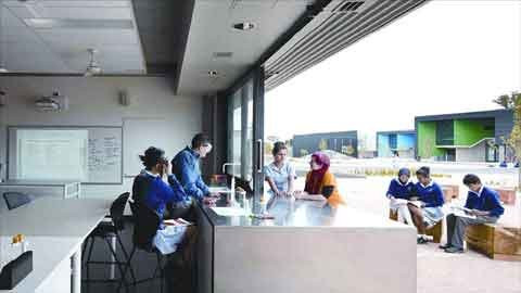 Ở trường Dandenong Senior High School (Dandenong, Australia), phòng học và khu vực bên ngoài trở thành phần mở rộng của nhau. Ở trường Dandenong Senior High School (Dandenong, Australia), phòng học và khu vực bên ngoài trở thành phần mở rộng của nhau.