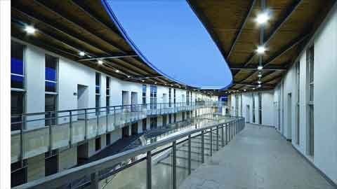 Những đường dốc chạy vòng quanh sân liên kết tất cả các phòng ở trường Liceo Tecnico Profesional La Florida, Santiago, Chile. (Ảnh: Bộ Giáo dục Chile) Những đường dốc chạy vòng quanh sân liên kết tất cả các phòng ở trường Liceo Tecnico Profesional La Florida, Santiago, Chile. (Ảnh: Bộ Giáo dục Chile)