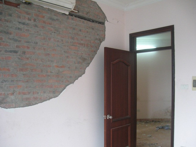 Tuổi thọ của tòa nhà cao tầng khoảng 10 năm sử dụng đã không còn đảm bảo. Tuổi thọ của tòa nhà cao tầng khoảng 10 năm sử dụng đã không còn đảm bảo.