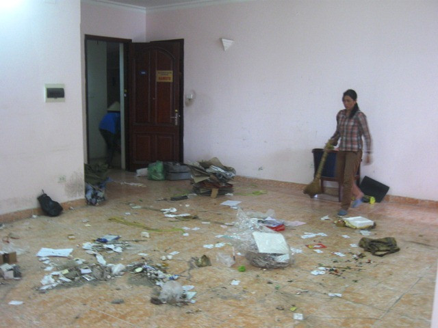 Nên chủ nhà sợ nguy hiểm đã thuê người đến dọn dẹp. Nên chủ nhà sợ nguy hiểm đã thuê người đến dọn dẹp.