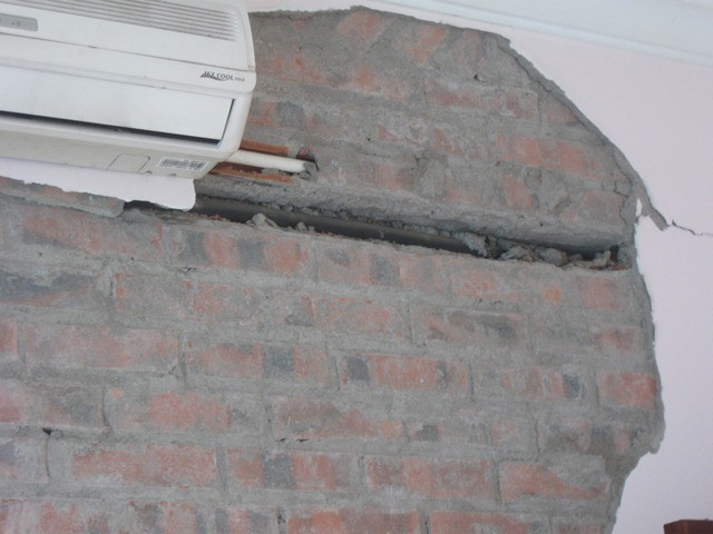 Khu vực tường tại căn hộ 505 đã bị bung ra một mảng lớn. Khu vực tường tại căn hộ 505 đã bị bung ra một mảng lớn.