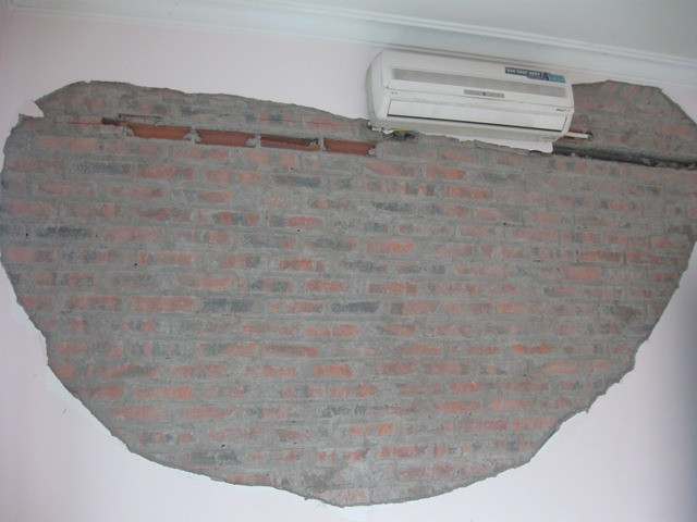 Vết bong tróc rộng khoảng 2m2... Vết bong tróc rộng khoảng 2m2...