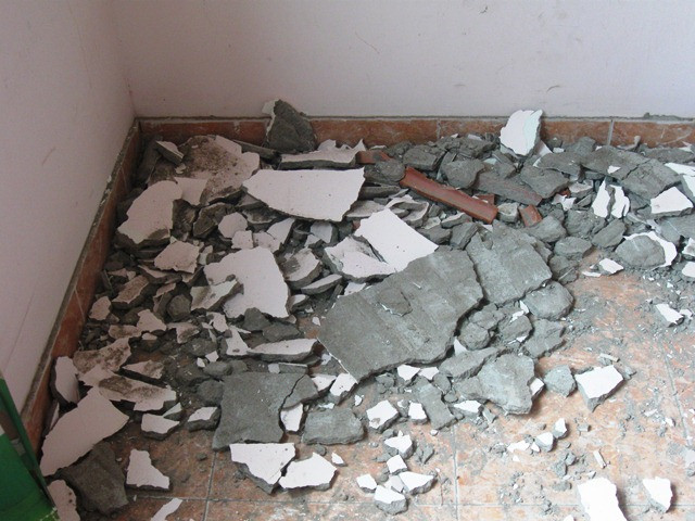 Sập đổ xuống sàn nhà. Sập đổ xuống sàn nhà.