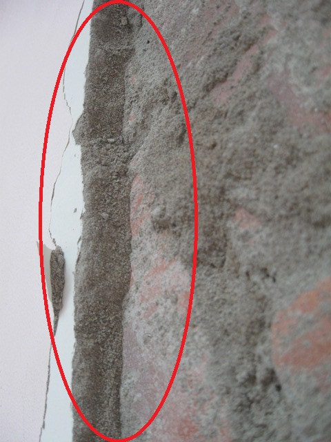 Khi quan sát kỹ và rà tay vào đây thì không có độ kết dính của vôi - vữa - xi măng... Khi quan sát kỹ và rà tay vào đây thì không có độ kết dính của vôi - vữa - xi măng...