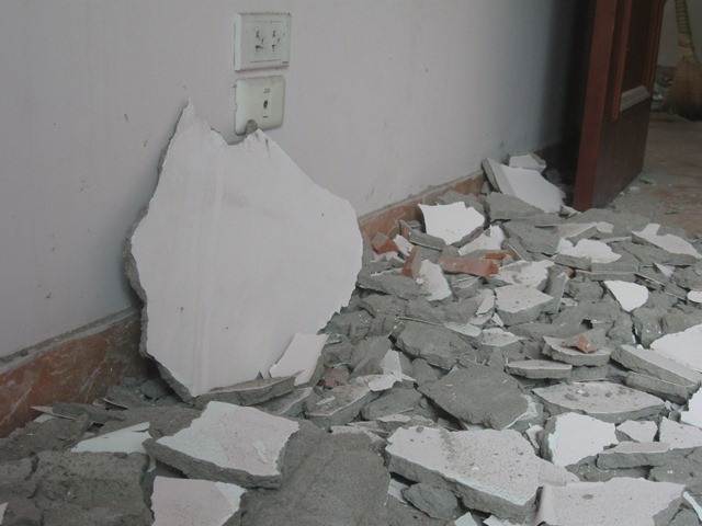 Ngổn ngang vôi vữa trát dưới sàn nhà. Ngổn ngang vôi vữa trát dưới sàn nhà.