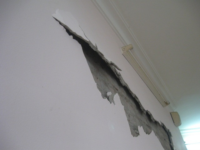 Tại phòng khách của căn hộ 505 này cũng đang xuống cấp nghiêm trọng. Tại phòng khách của căn hộ 505 này cũng đang xuống cấp nghiêm trọng.