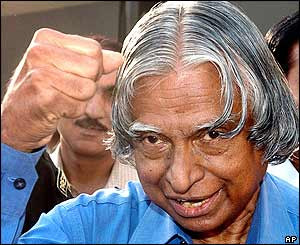 Dù là một cựu quan chức cấp cao của Ấn Độ những ông Kalam vẫn bị an ninh hàng không Mỹ bắt cởi đồ để kiểm tra an ninh ngay tại ghế ngồi Dù là một cựu quan chức cấp cao của Ấn Độ những ông Kalam vẫn bị an ninh hàng không Mỹ bắt cởi đồ để kiểm tra an ninh ngay tại ghế ngồi