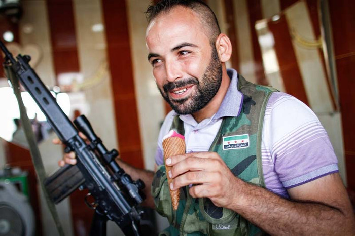 Syria (10/9): Một thành viên của quân đội Syria với một cây kem trên đường từ Azaz đến Aleppo vào ngày 10 tháng 9 năm 2012. Syria (10/9): Một thành viên của quân đội Syria với một cây kem trên đường từ Azaz đến Aleppo vào ngày 10 tháng 9 năm 2012.