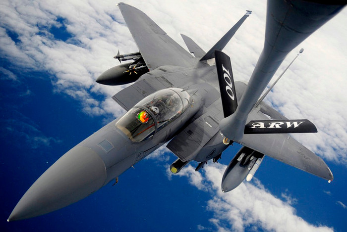 Đại Tây Dương (10/9): Tiêm kích F-15E Strike Eagle tiếp nhiên liệu trên không từ máy bay chở dầu KC-135 Stratotanke. Đại Tây Dương (10/9): Tiêm kích F-15E Strike Eagle tiếp nhiên liệu trên không từ máy bay chở dầu KC-135 Stratotanke.