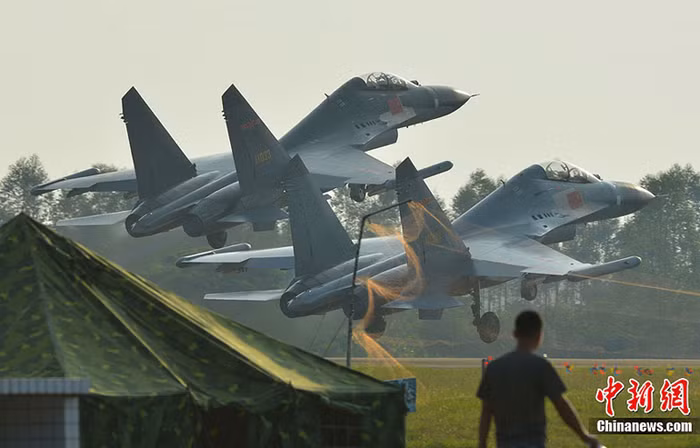 Trung Quốc (11/9): Lực lượng Không quân thuộc Quân Khu Quảng Châu Trung Quốc tập trận.