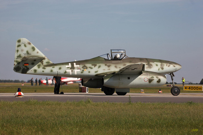 Máy bay phản lực đầu tiên của thế giới Me-262 Schwalbe tại triển lãm ILA Berlin Air Show 2012. Máy bay phản lực đầu tiên của thế giới Me-262 Schwalbe tại triển lãm ILA Berlin Air Show 2012.