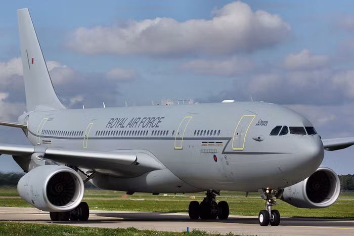 Máy bay ZZ-330 của Không quân Hoàng gia tại triển lãm ILA Berlin Air Show 2012.