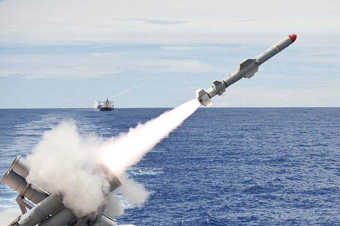 Đại Tây Dương (13/9): Tên lửa Harpon được phóng đi từ tàu tuần dương USS Cowpens (CG 63). Đại Tây Dương (13/9): Tên lửa Harpon được phóng đi từ tàu tuần dương USS Cowpens (CG 63).