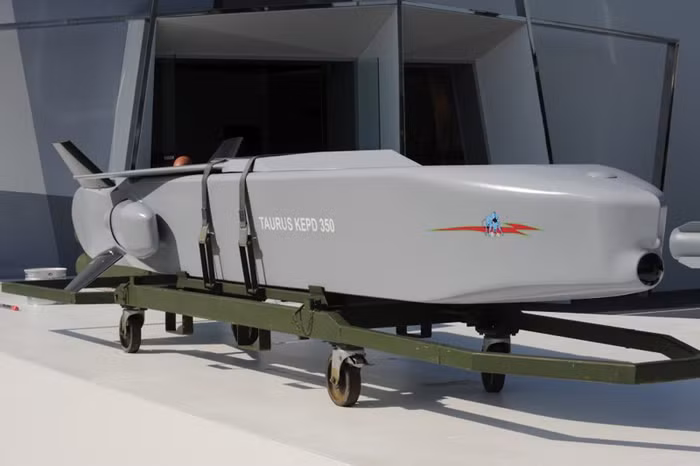 Tên lửa tầm xa Taurus KEPD 350 của Thụy Điển tại triển lãm ILA Berlin Air Show 2012 diễn ra tại Đức từ ngày 11 đến ngày 16 tháng 9 năm 2012.