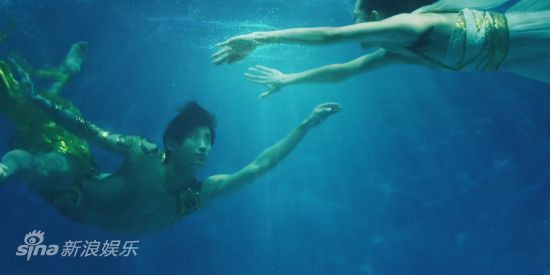 Biểu diễn cùng Triệu Vy là một vũ công nam Biểu diễn cùng Triệu Vy là một vũ công nam