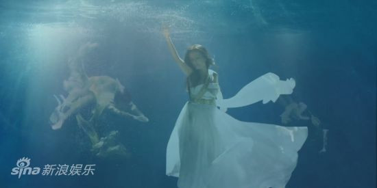 Triệu Vy chia sẻ cảnh quay này phải thực hiện suốt 4 tiếng đồng hồ mới hoàn thành. Triệu Vy chia sẻ cảnh quay này phải thực hiện suốt 4 tiếng đồng hồ mới hoàn thành.