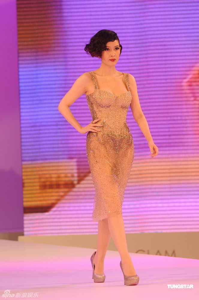 Châu Huệ Mẫn cho biết 18 năm nay, cô vẫn giữ được thân hình thon thả, không thay đổi theo thời gian. Đó là nhờ việc luyện tập và chăm sóc sức khỏe đều đặn, hợp lý.