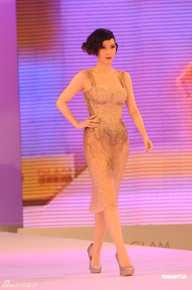 Châu Huệ Mẫn cho biết 18 năm nay, cô vẫn giữ được thân hình thon thả, không thay đổi theo thời gian. Đó là nhờ việc luyện tập và chăm sóc sức khỏe đều đặn, hợp lý.