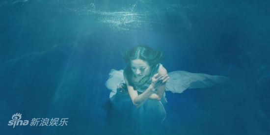 Cô tựa một thiên thần dưới làn nước xanh Cô tựa một thiên thần dưới làn nước xanh