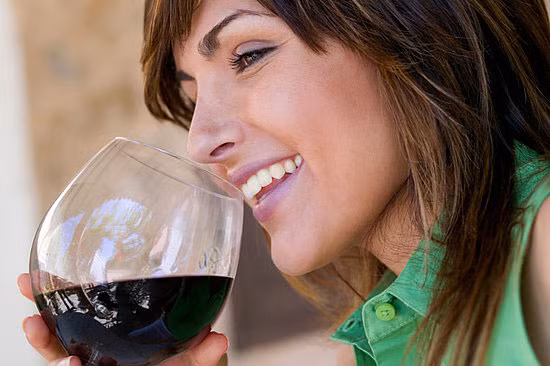 6. Uống nhiều rượu: Nghiên cứu cho thấy rằng uống rượu quá mức có thể ảnh hưởng đến sức khỏe của xương và tăng nguy cơ loãng xương sau này trong cuộc sống. Khi bạn uống quá nhiều rượu mỗi ngày, sẽ gây trở ngại cho tuyến tụy và sự hấp thụ canxi và vitamin D, cả hai đều là những dưỡng chất cần thiết cho xương của bạn. Ngoài ra, uống rượu nặng ảnh hưởng đến chức năng của nguyên bào cấu thành xương.