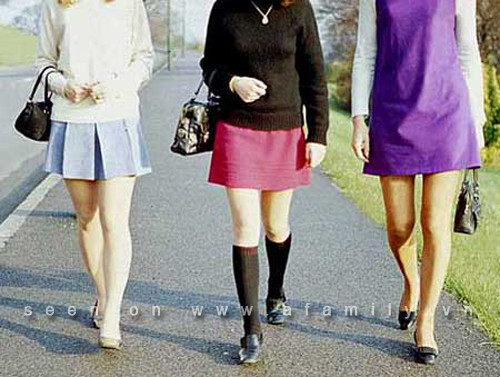3.Mặc váy khi trời lạnh: Nhân xương, khớp và máu lưu thông liên quan đến sức đề kháng. Mặc một chiếc váy sẽ “tạo điều kiện” cho chi dưới tiếp xúc với không khí lạnh kích thích và gây co thắt cho đôi chân, giảm cung cấp máu xung quanh khớp đầu gối, cuối cùng dẫn đến giảm sức đề kháng chung. Theo thời gian, khả năng bị viêm khớp dạng thấp tăng lên rất nhiều.