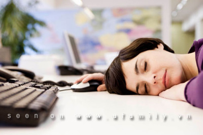 4.“Kết thân” với máy tính: Nghiên cứu y học cho thấy rằng bệnh nhân trẻ ngày càng nhiều với bệnh liên quan đến cột sống, một bệnh có quan hệ trực tiếp với máy tính. Như việc sử dụng chuột, kết quả là tập trung nhiều hơn vào cổ bên phải, sự mất cân bằng phối hợp cổ tử cung, có khả năng căng dây chằng. Việc sử dụng kéo dài của các máy tính sẽ duy trì sự cứng nhắc của tư thế cổ tử cung, xương sống phải chịu trọng lượng của cơ thể trong thời gian dài, có thể dẫn đến bệnh liên quan đến cột sống.