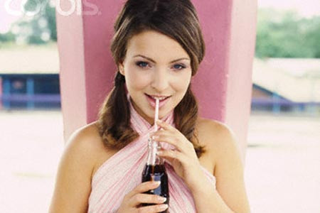 7. Thích đồ uống có ga: Coke cũng làm giảm mật độ khoáng xương ở phụ nữ bình thường, và mật độ khoáng xương và nguy cơ gãy xương có liên quan chặt chẽ. Viện nghiên cứu Trường Y tế Công cộng của Đại học Harvard cho thấy phụ nữ hay uống đồ uống soda, nước ngọt có khả năng gãy xương gấp ba lần phụ nữ bình thường. Các nhà nghiên cứu giải thích rằng Coke có chứa axit photphoric, sẽ không chỉ làm giảm sự hấp thụ của cơ thể canxi, mà còn đẩy nhanh việc mất canxi, phụ nữ uống nhiều coke cũng có thể ít uống sữa dẫn đến cơ thể thiếu canxi.