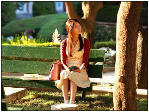 5.Lười ra ngoài: Nếu trước đây dẫn đến loãng xương chủ yếu là protein thì ngày nay thiếu ánh sáng mặt trời trở thành nguyên nhân chính trực tiếp. Những công dân hiện đại thường xuyên làm việc và hoạt động trong nhà, thiếu tiếp xúc với ánh sáng mặt trời dẫn đến thiếu vitamin D, làm giảm bổ sung canxi cho cơ thể. Một khi bệnh loãng xương tìm đến, xương sẽ dễ bị gẫy, thoát vị đĩa đệm thắt lưng, bong gân thắt lưng và một loạt các vấn đề khác.