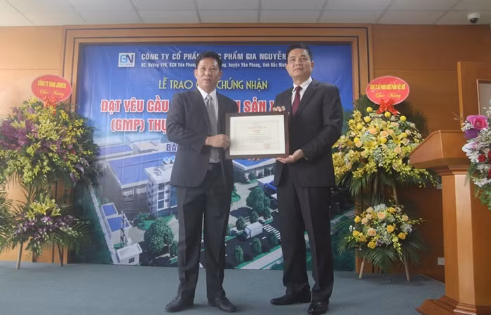Ông Nguyễn Thanh Phong (phải), Cục trưởng Cục An toàn thực phẩm – Bộ Y tế cấp giấy chứng nhận đạt yêu cầu “thực hành sản xuất tốt” (GMP) thực phẩm bảo vệ sức khỏe cho Công ty Cổ phần Dược phẩm Gia Nguyễn, có địa chỉ tại Khu công nghiệp Yên Phong (Bắc Ninh). Ảnh: Minh Chí.