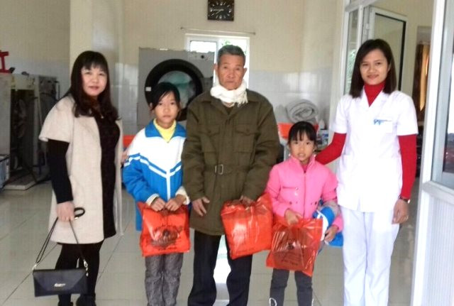 Cô Xoan (bên trái) trao quà từ thiện cho hai em học sinh mồ côi cha mẹ. Ảnh: Nhân vật cung cấp. Cô Xoan (bên trái) trao quà từ thiện cho hai em học sinh mồ côi cha mẹ. Ảnh: Nhân vật cung cấp.