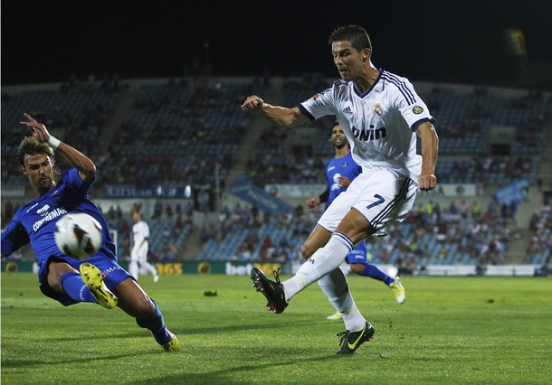 Cầu thủ người Bồ tung ra các cú dứt điểm.