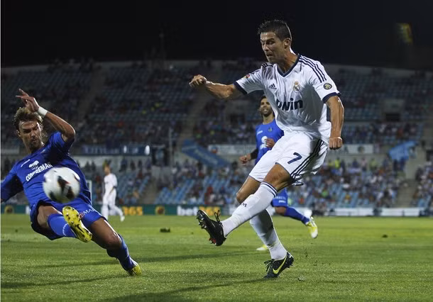 Cầu thủ người Bồ tung ra các cú dứt điểm.