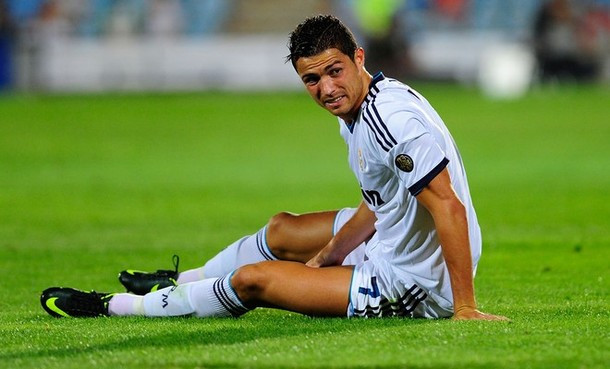 Ronaldo bất lực ngồi trên sân nhìn Real thất bại.