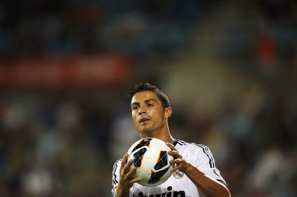 Nhưng bóng vẫn không chịu bay vào lưới.