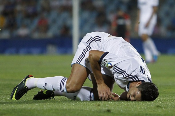 Đổ gục xuống sân.