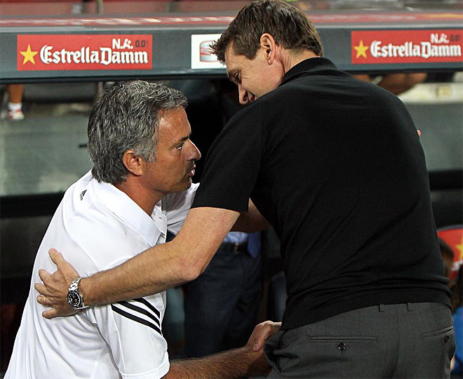Vẻ thân mật trước trận đấu của Mourinho và Tito Vilanova. Vẻ thân mật trước trận đấu của Mourinho và Tito Vilanova.