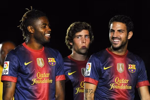 Song tươi cười bên đồng đội cũ Fabregas.